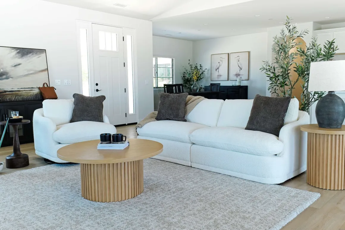 Stratus Crypton Performance Swivel Chair In Jennie Snow